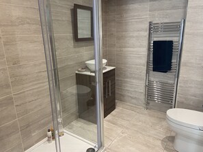 Shower, hair dryer, towels, soap - Cottage apartment in a rural setting. (Bridge of Allan)