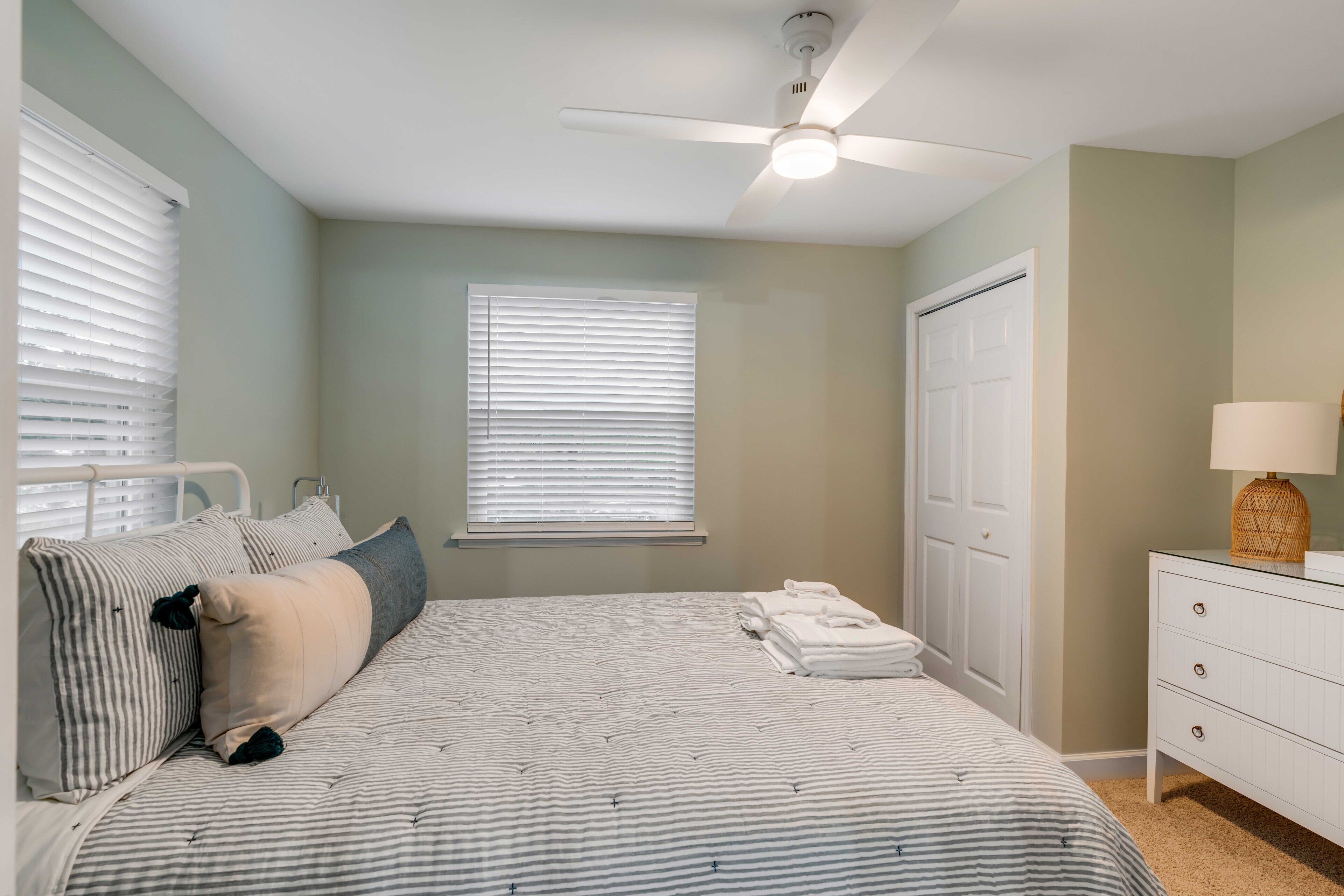5 bedrooms, iron/ironing board, WiFi, bed sheets