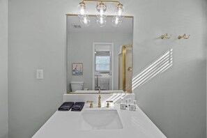Ensemble douche/baignoire, sèche-cheveux, serviettes fournies