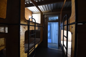 Habitación básica, varias camas