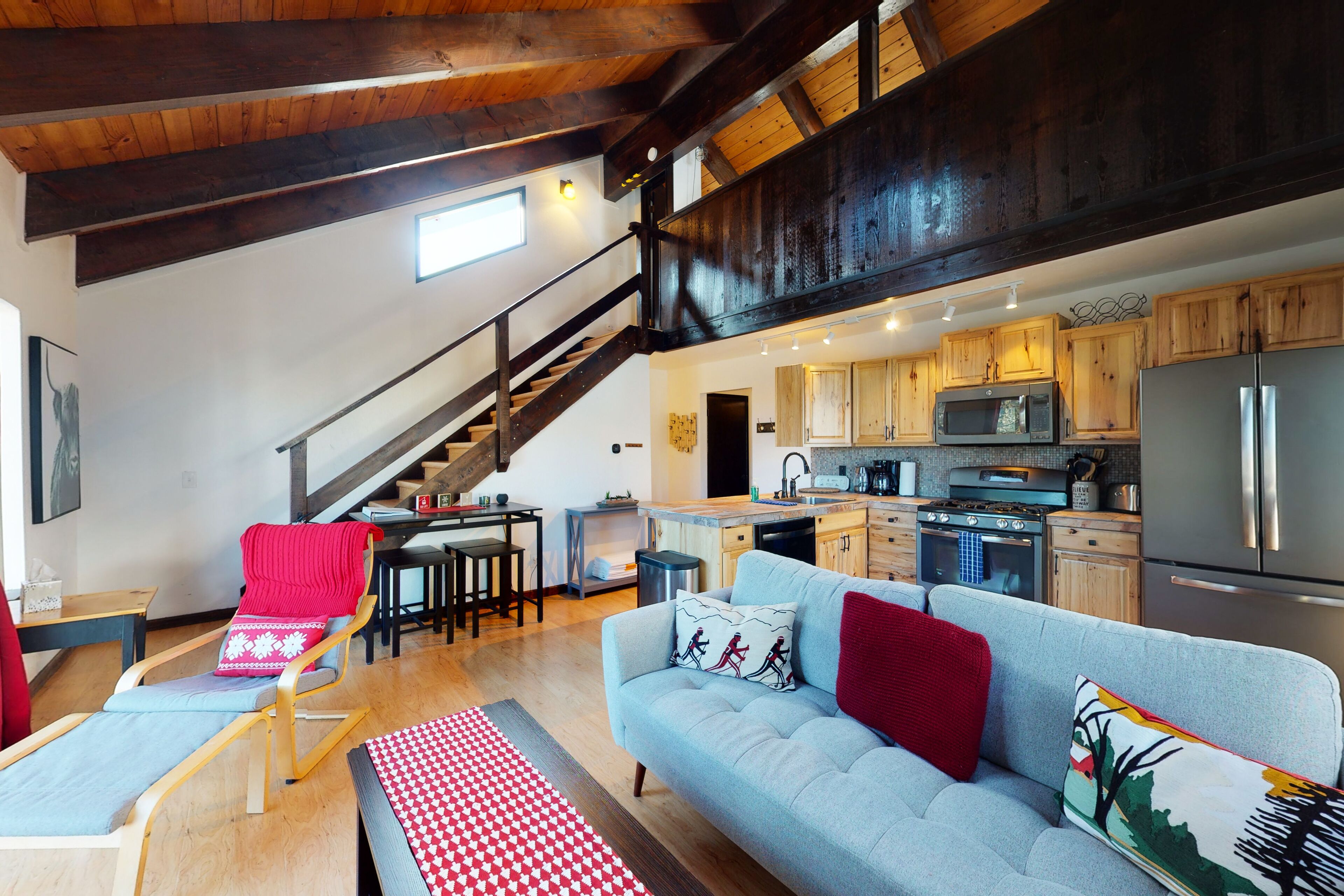 Cozy Mountain Condo with Gas Fireplace, & High-Speed WiFi - Close to Slopes