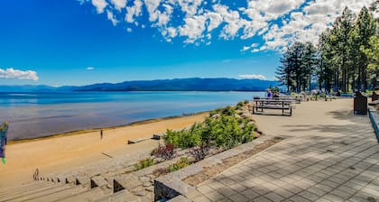 Mountain condo near slopes with fireplace & high-speed WiFi, sleeps 6