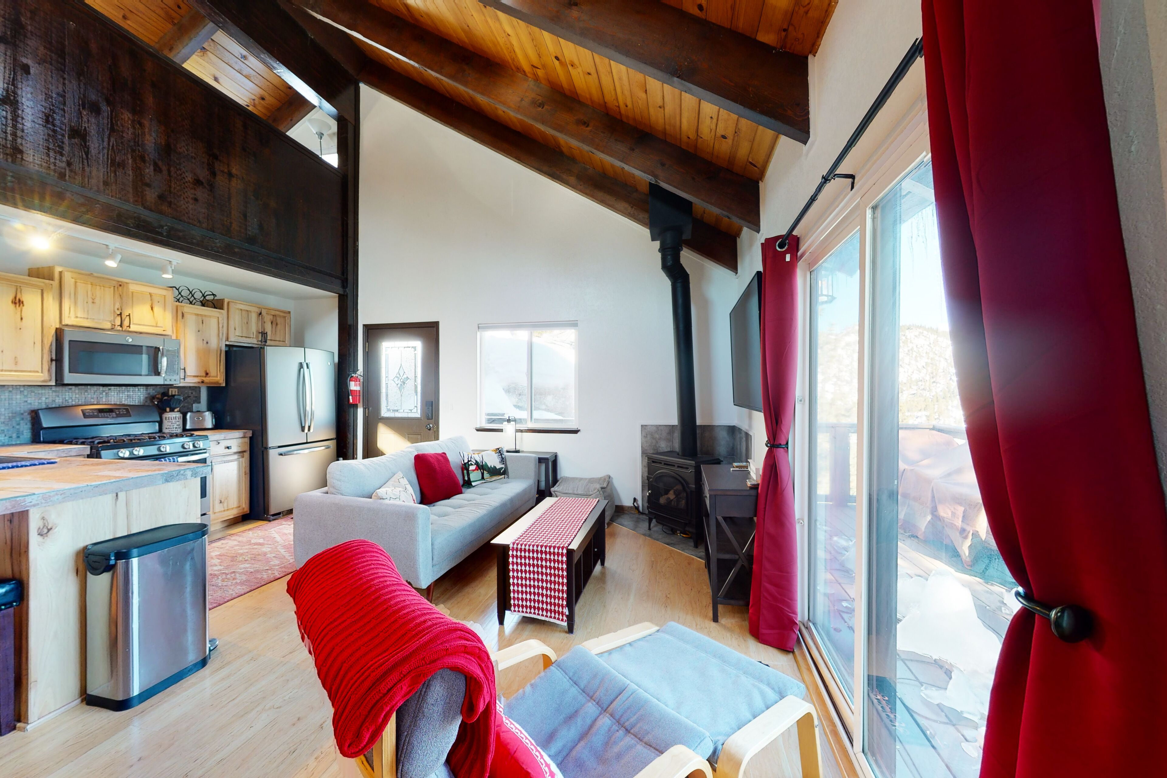 Cozy Mountain Condo with Gas Fireplace, & High-Speed WiFi - Close to Slopes