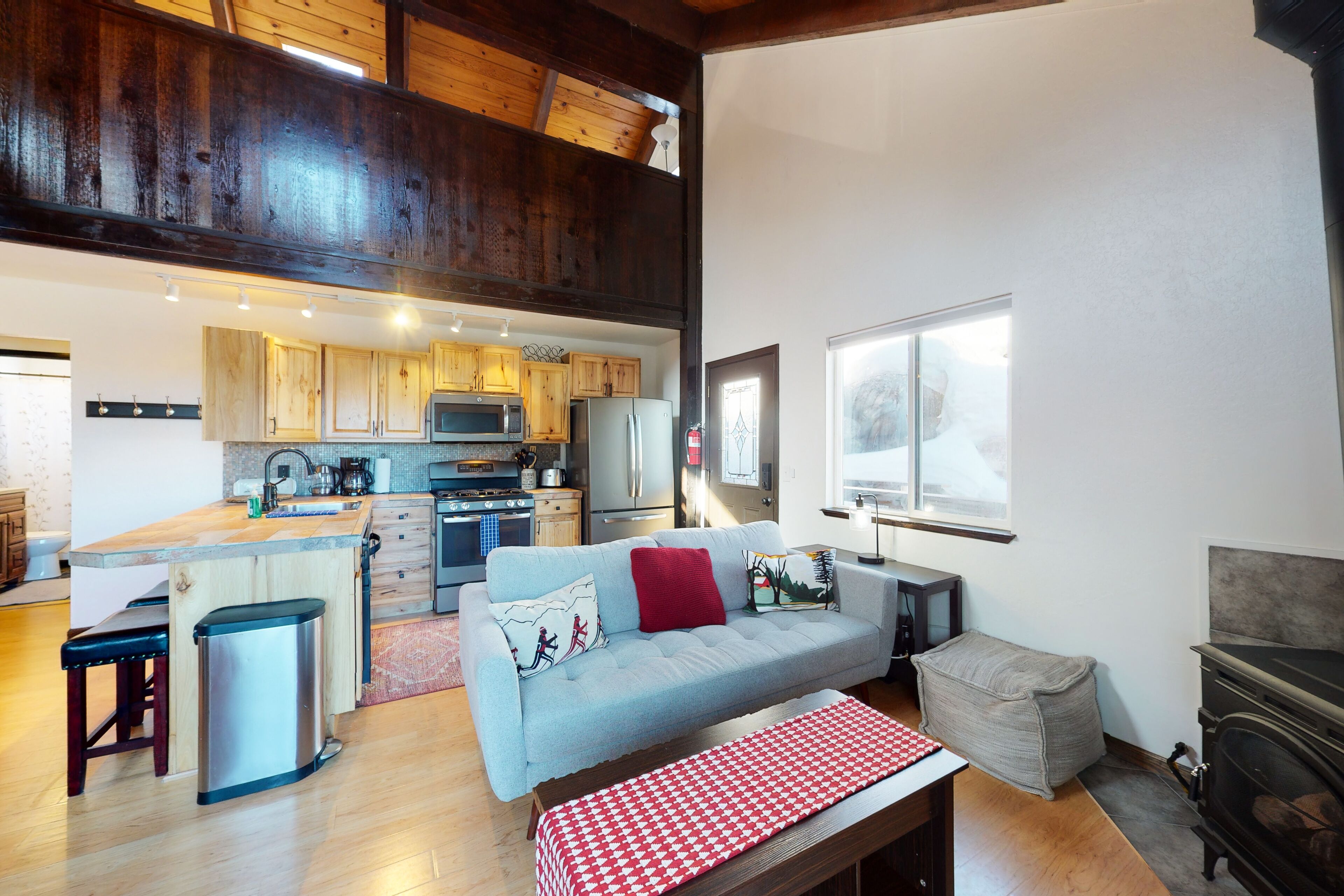 Cozy Mountain Condo with Gas Fireplace, & High-Speed WiFi - Close to Slopes