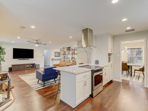 Interior - Stylish 4BR Dallas Ranch in Chapel Downs, 2,500 sqft, 2 living areas, gourmet kitchen, game-friendly layout, fenced yard, covered patio, and 2-car garage. Centrally located near DART, trails, shopping, dining, and all major Dallas attractions (Dallas)