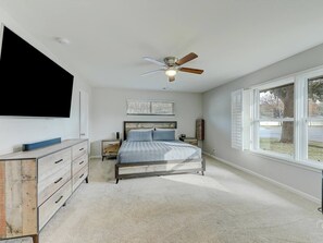 4 bedrooms, iron/ironing board, free WiFi, bed sheets