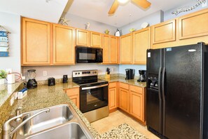 Réfrigérateur, four à micro-ondes, un four, surface de cuisson