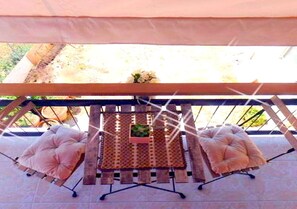 Outdoor dining - Queen room σε Motel με κοινόχρηστο μπάνιο πολυτελείας & μπαλκόνι (Μαρκόπουλο Μεσογαίας)
