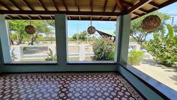 32-inch Smart TV with digital channels, TV, Netflix