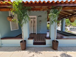 32-inch Smart TV with digital channels, TV, Netflix