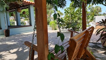 32-inch Smart TV with digital channels, TV, Netflix