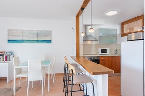 Fridge, microwave, oven, coffee/tea maker
