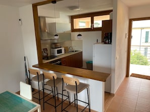 Fridge, microwave, oven, coffee/tea maker