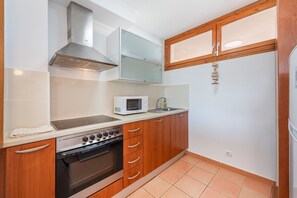 ثلاجة، ميكروويف، فرن، ماكينة لصنع القهوة/الشاي