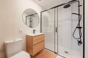 Badewanne, Haartrockner, Handtücher