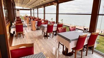 2 restaurants servant le dîner