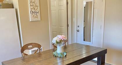 Entire Studio Apartment - close to town BRAND NEW AC