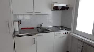 Kühlschrank, Mikrowelle, Wasserkocher mit Kaffee-/Teezubehör, Esstisch