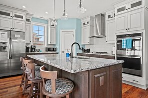 Kühlschrank, Mikrowelle, Herdplatte, Geschirrspüler