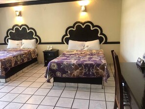 Habitación doble clásica | Muebles diferentes, espacio para trabajar con laptop y wifi gratis 