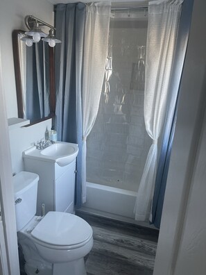 Ensemble baignoire-douche, serviettes fournies, savon