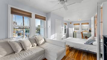 Een smart-tv en boeken