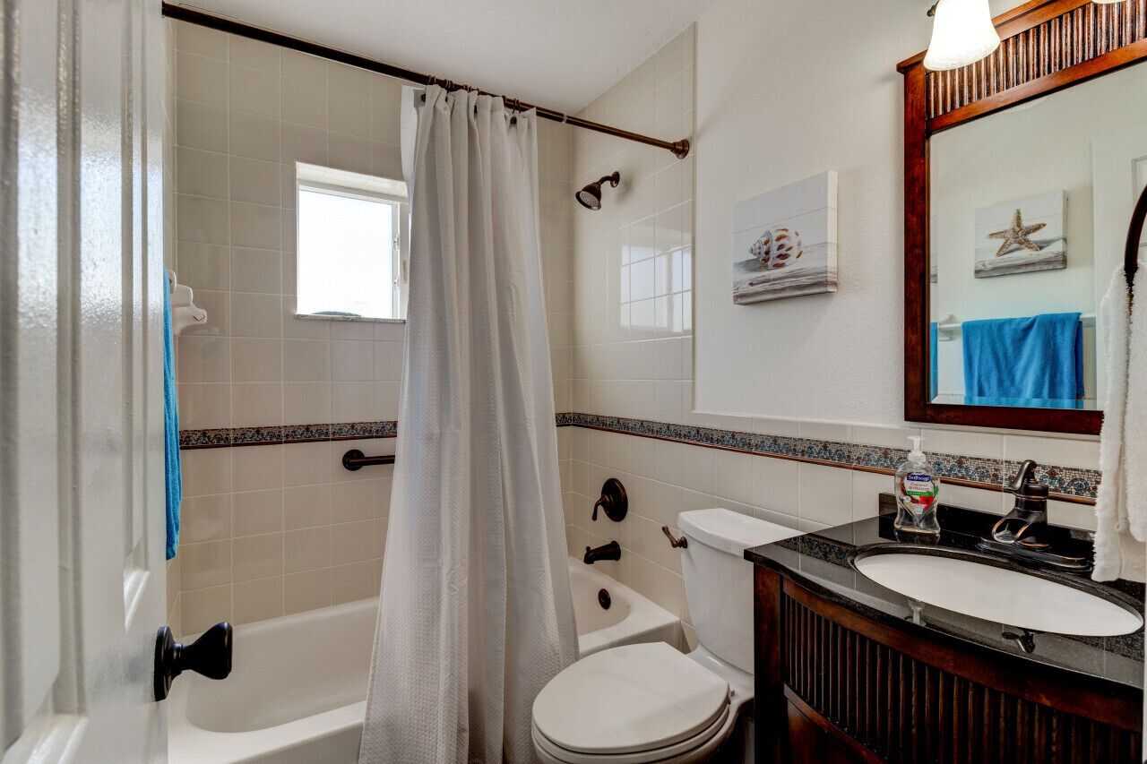 Ein Badezimmer mit Badewanne, Toilette und Waschbecken.