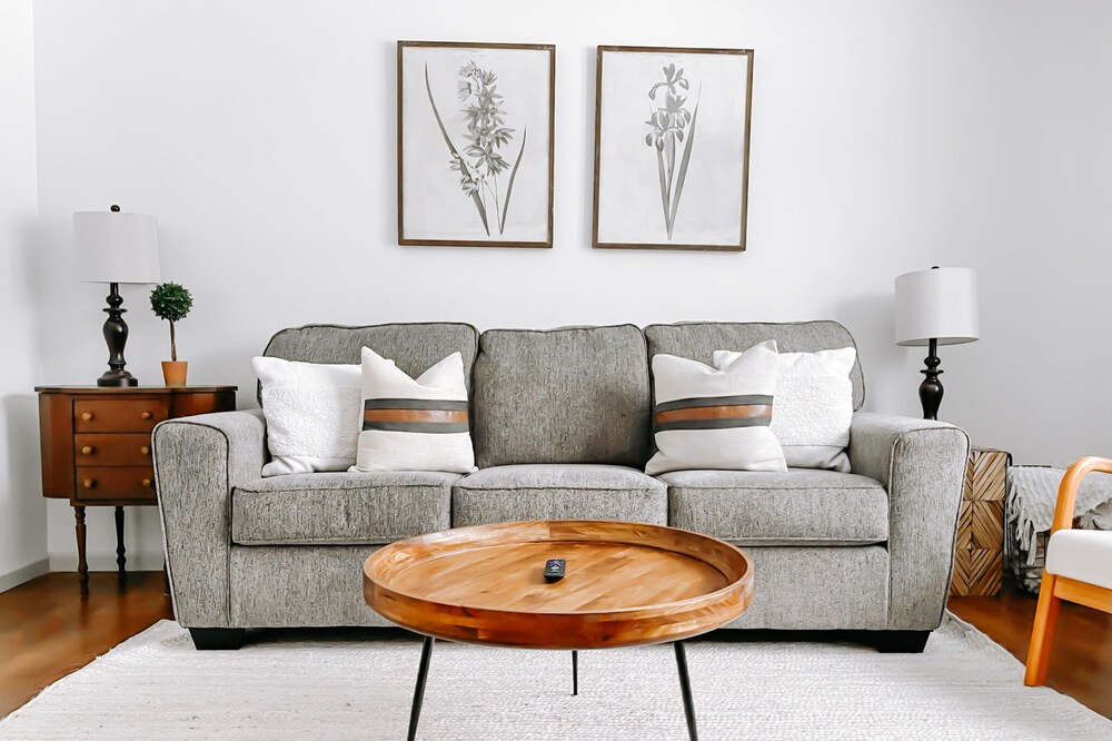 Cozy 2 Bedroom Home | Walking Distance to Downtown