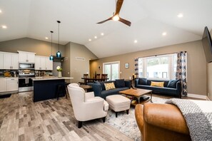 Televisión, chimenea, futbolito y tenis de mesa 