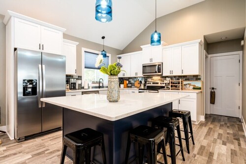 Gorgeous Union Pier Cottage With Guest House & New Hot Tub!