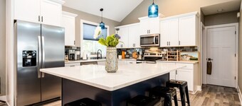 Gorgeous Union Pier Cottage With Guest House & New Hot Tub!