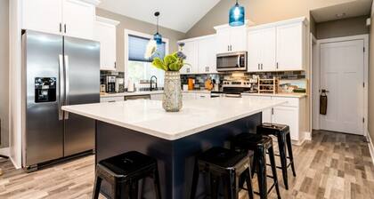 Gorgeous Union Pier Cottage With Guest House & New Hot Tub!