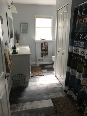 Kombinert dusj/badekar, hårføner, håndklær og såpe