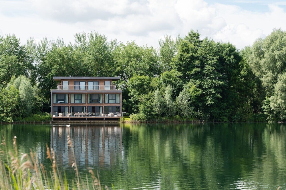 The Lakeside Villa at the Lakes By Yoo, Cotswolds