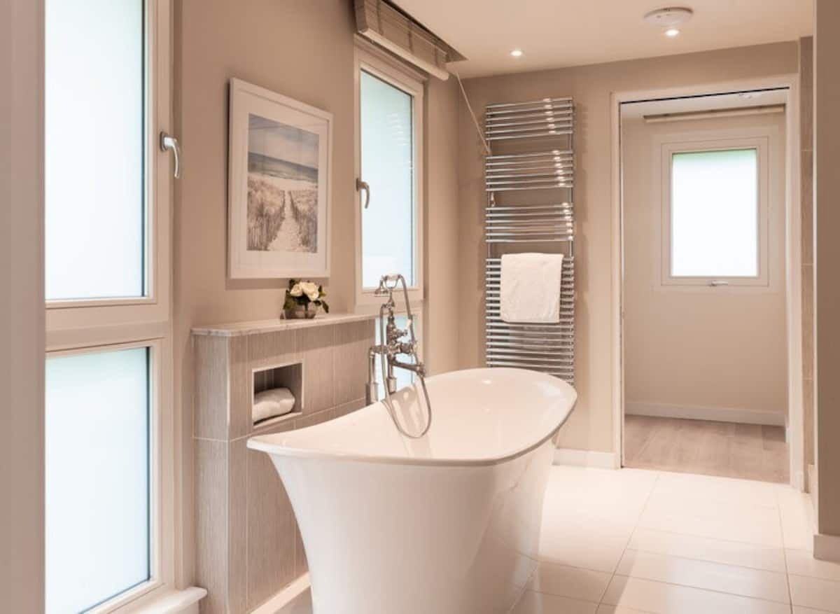 The Lakeside Villa at the Lakes By Yoo, Cotswolds