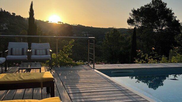 A wooden deck with lounge chairs and a pool. - Modern apartment 10min to walk to the city center WITH swimming pool (Cotignac)