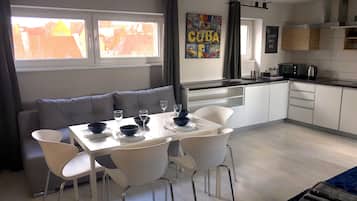 Apartament econòmic, 1 dormitori, vistes a la ciutat | Sala d'estar | Televisor de pantalla plana de 32 polzades amb canals digitals