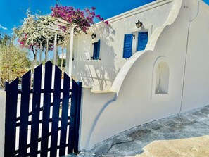 Front of property - Villa Arietta Santorini (Santorini)