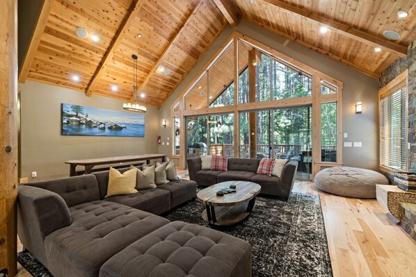 Älytelevisio, takka, DVD-soitin, kirjoja