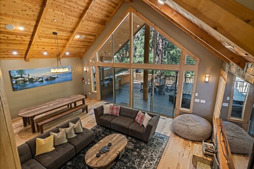 *Hot Tub*Indoor Pool*One Block to Heavenly