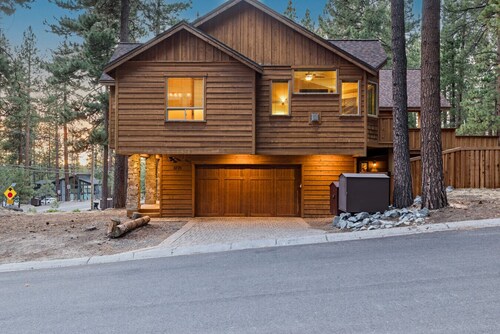 *Hot Tub*Indoor Pool*One Block to Heavenly