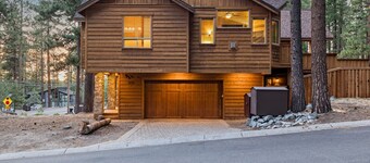 *Hot Tub*Indoor Pool*One Block to Heavenly