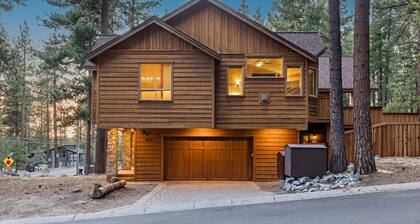 *Hot Tub*Indoor Pool*One Block to Heavenly