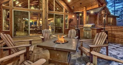 *Hot Tub*Indoor Pool*One Block to Heavenly