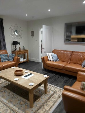 Smart TV, books - Amble holiday home, near marina, spacious and comfortable (Amble)