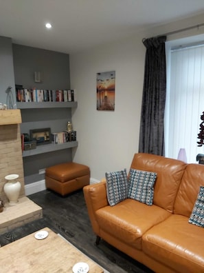 Smart TV, books - Amble holiday home, near marina, spacious and comfortable (Amble)