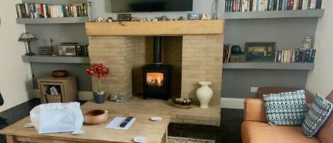 Een smart-tv en boeken