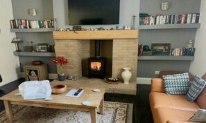 Smart TV, books - Amble holiday home, near marina, spacious and comfortable (Amble)