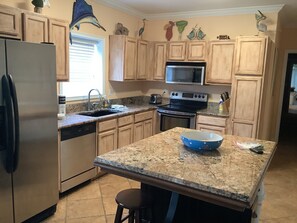 Kjøleskap, mikrobølgeovn, ovn og kokeplater