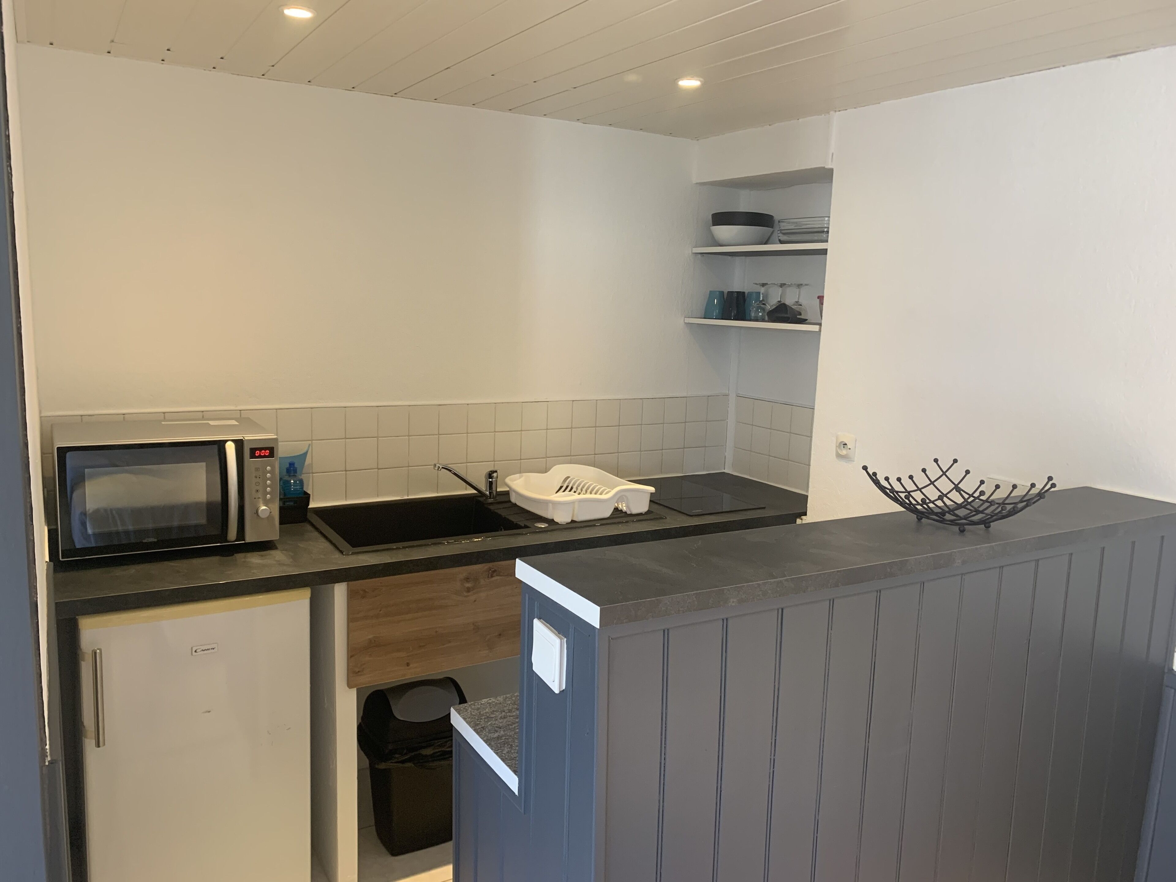 Studio Prestige 1  côté patio avec terrasse vue sur mer